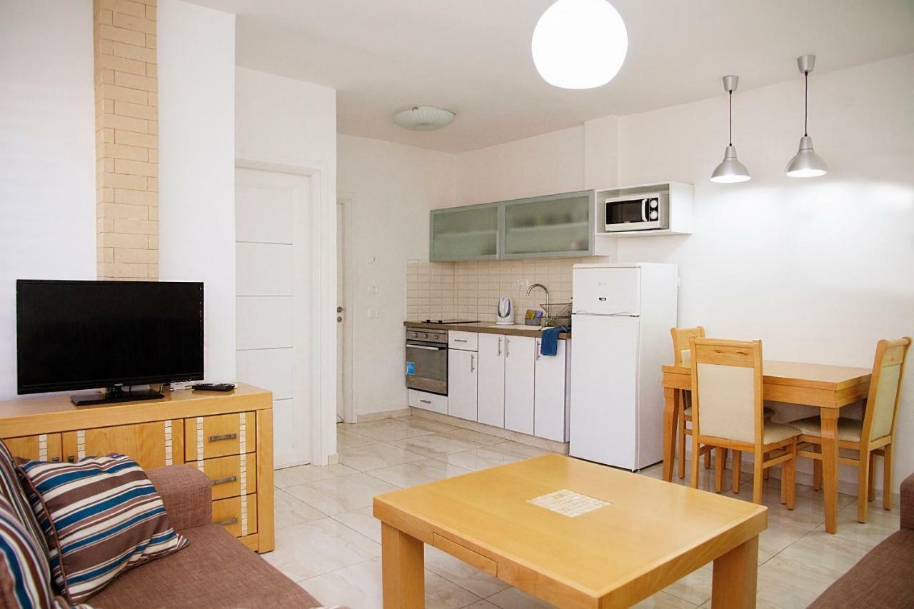 Apartments4You Dinara 바트얌 외부 사진