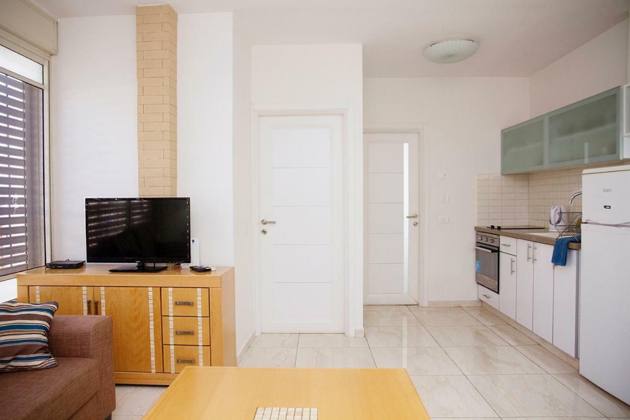 Apartments4You Dinara 바트얌 외부 사진