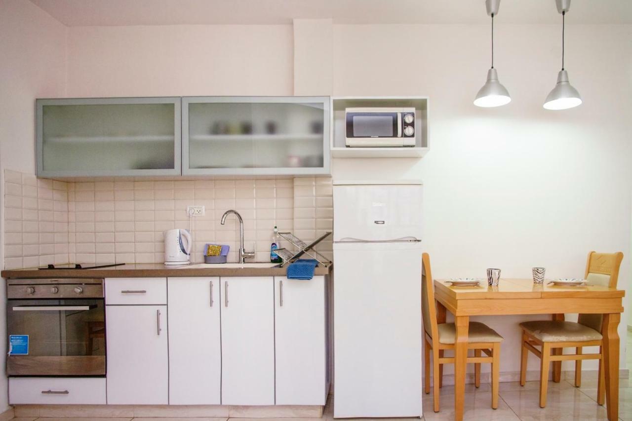 Apartments4You Dinara 바트얌 외부 사진